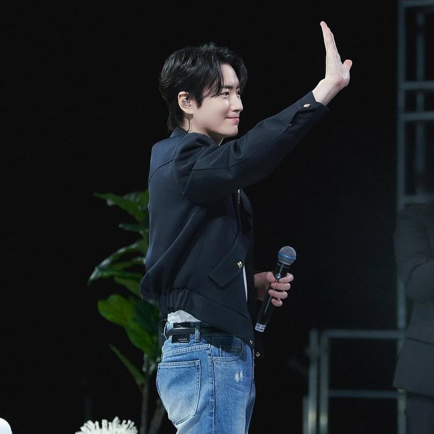 A moment captured by a fan of Lee Joonhyuk