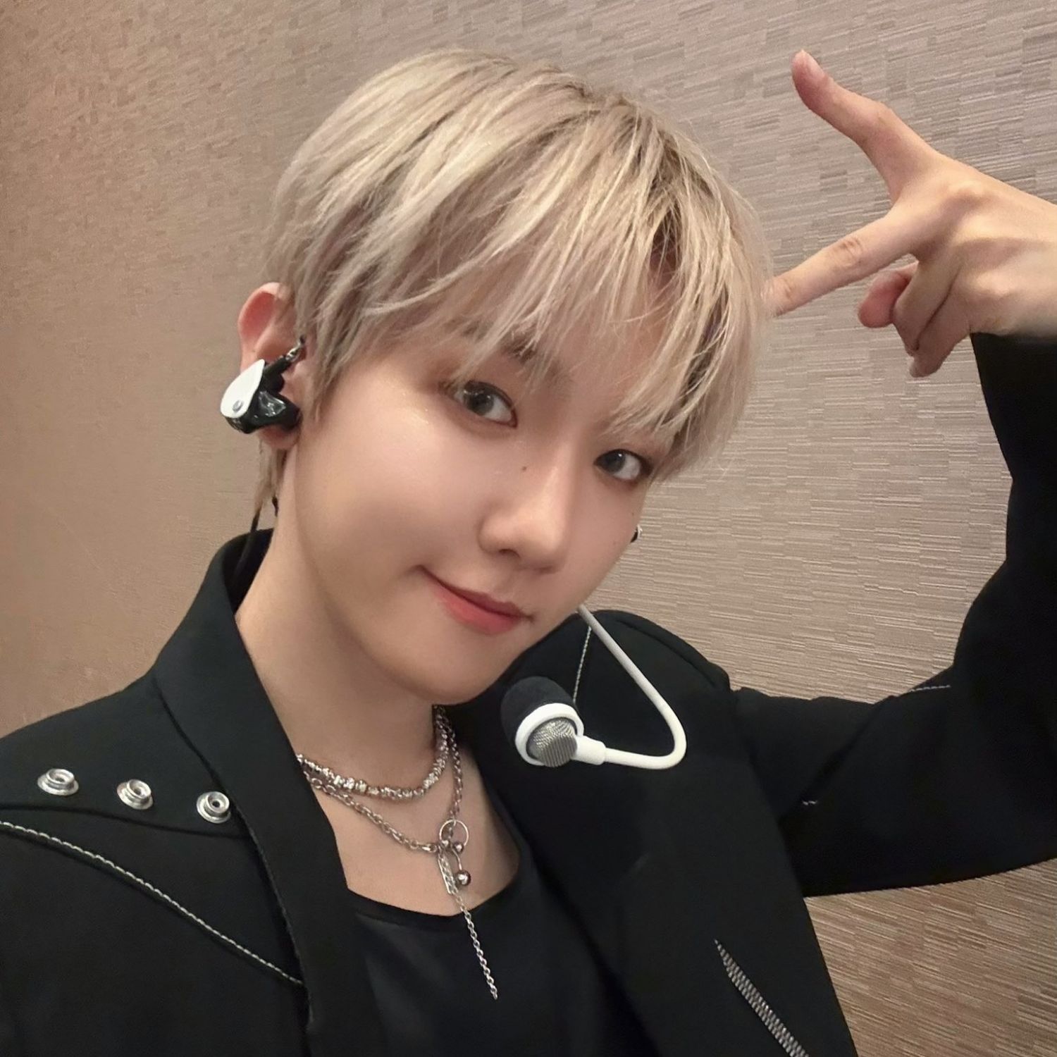 Behind-the-scenes cut of Baekhyun