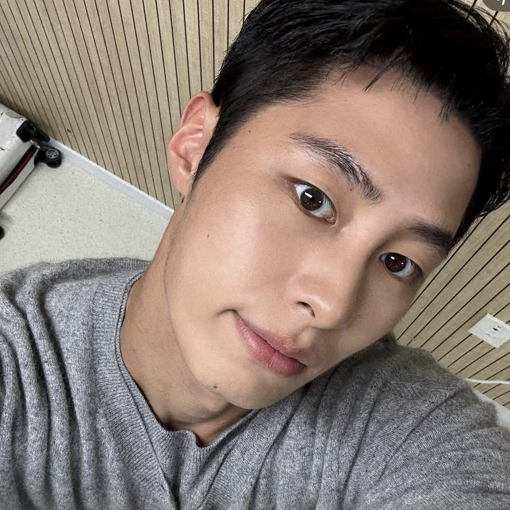 A moment captured by a fan of Lee Jaewook