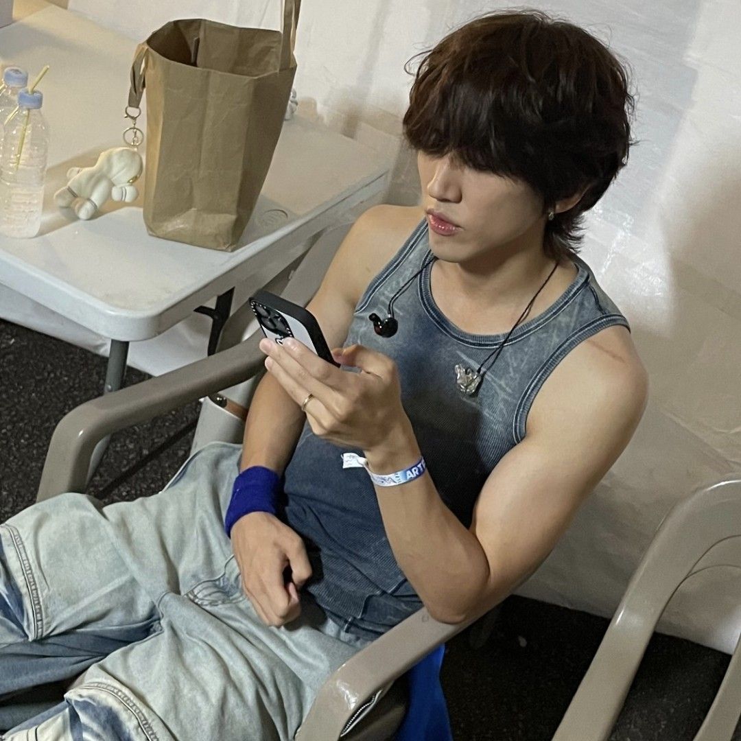 Behind-the-scenes cut of Lee Seungyoon