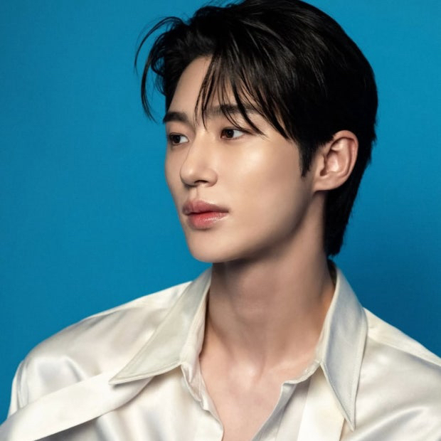 边佑锡的最新照片