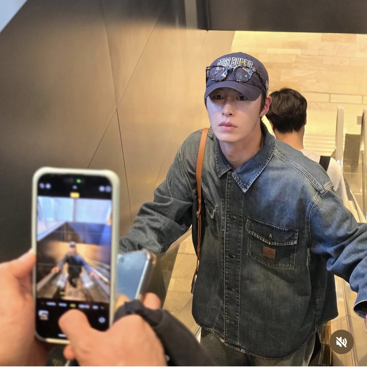 A moment captured by a fan of Lee Jaewook