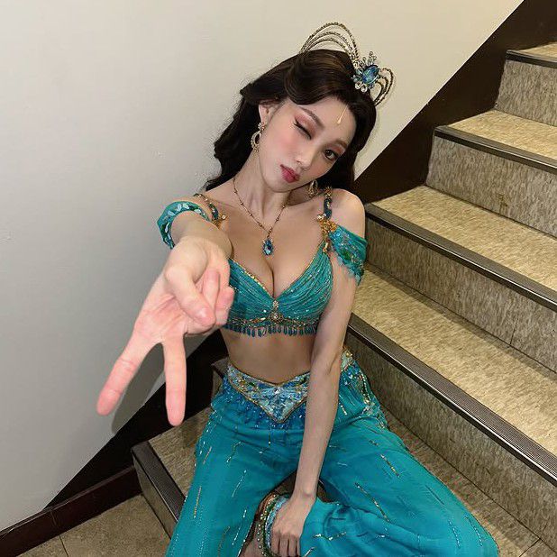 Behind-the-scenes cut of Lee Sungkyung