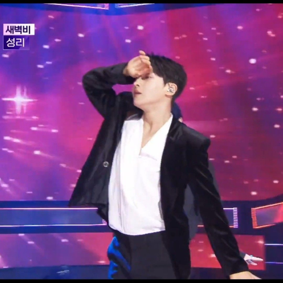 A moment captured by a fan of Seong Ri