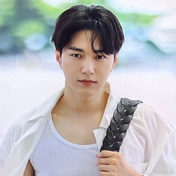 Latest photo of Kim Myungsoo (L)