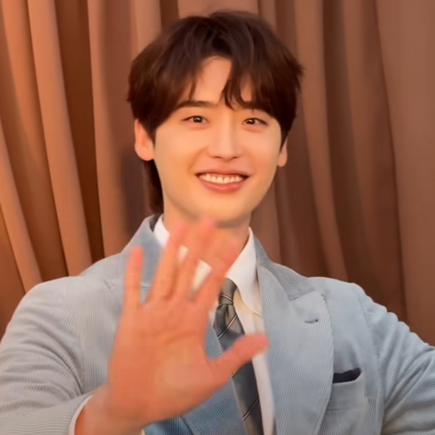 Recent activity shot of Lee Jongsuk