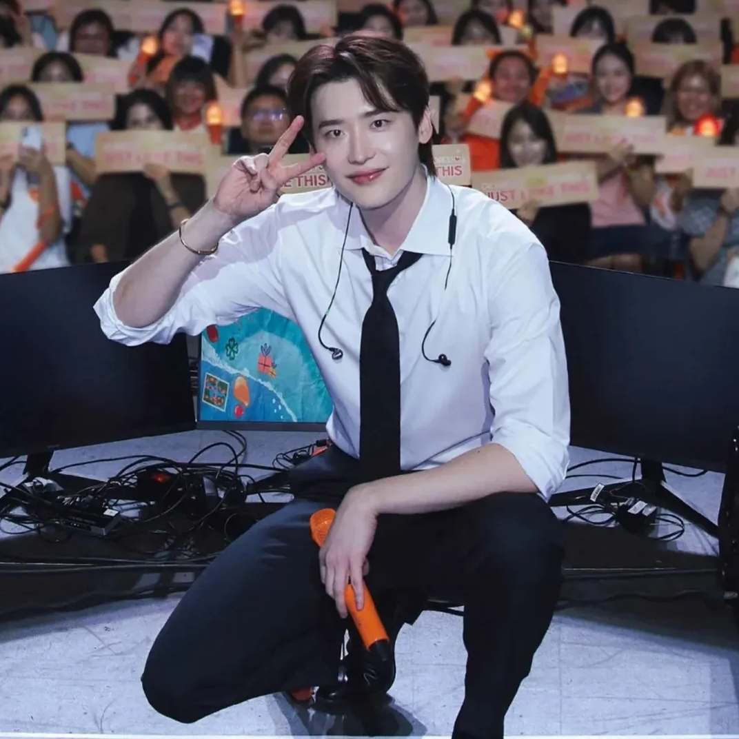 Recent activity shot of Lee Jongsuk