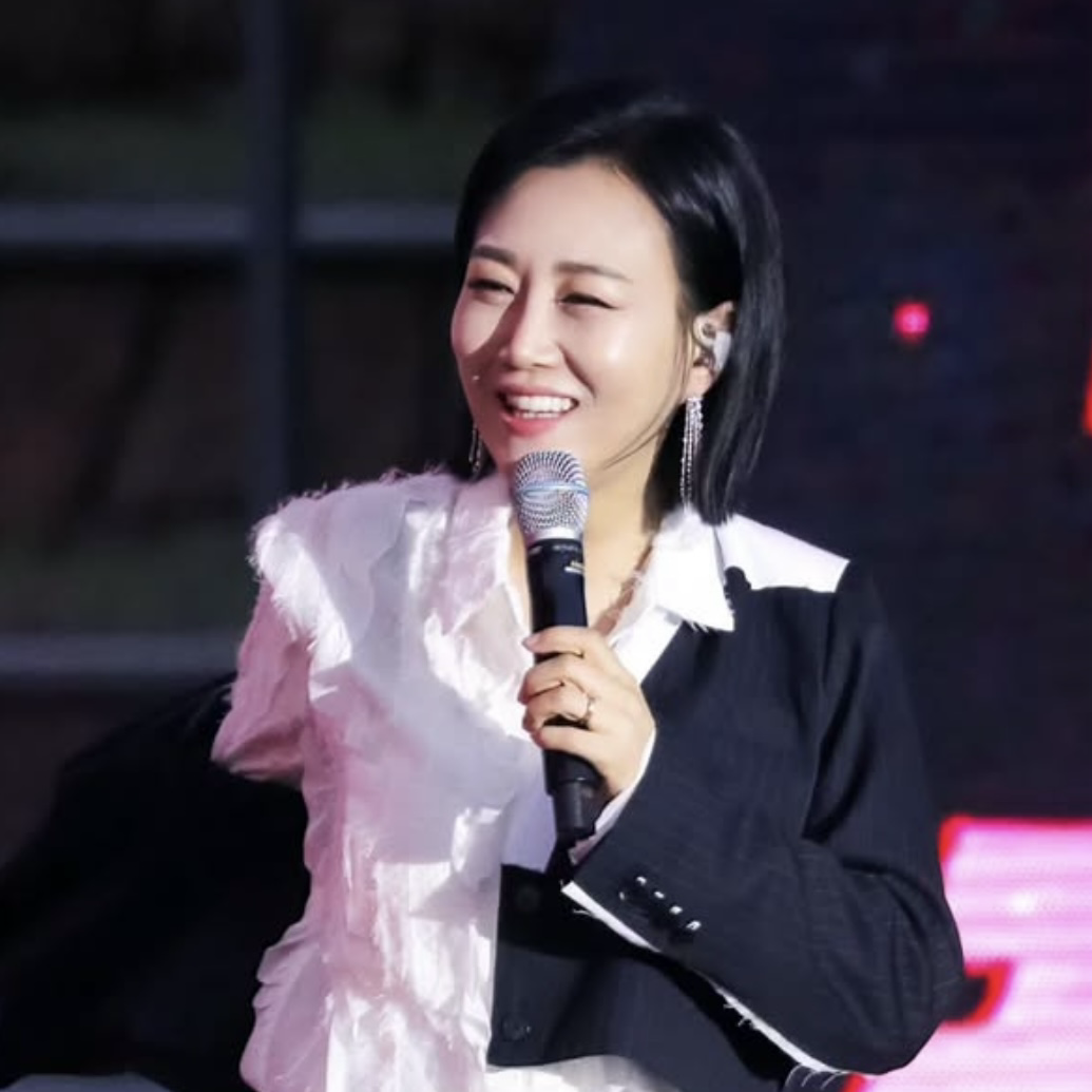 A moment captured by a fan of Jang Yoonjeong