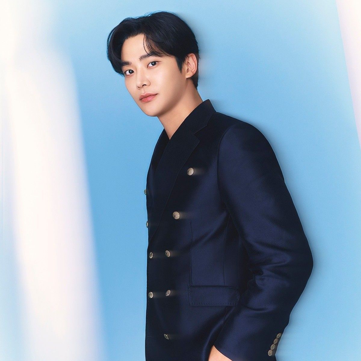 로운의 비하인드 컷