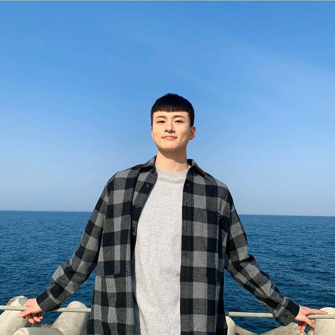 A moment captured by a fan of Shin Seungho