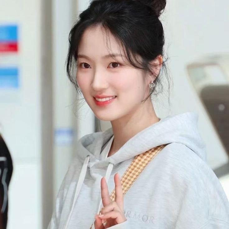 Latest photo of Kim Hyeyoon