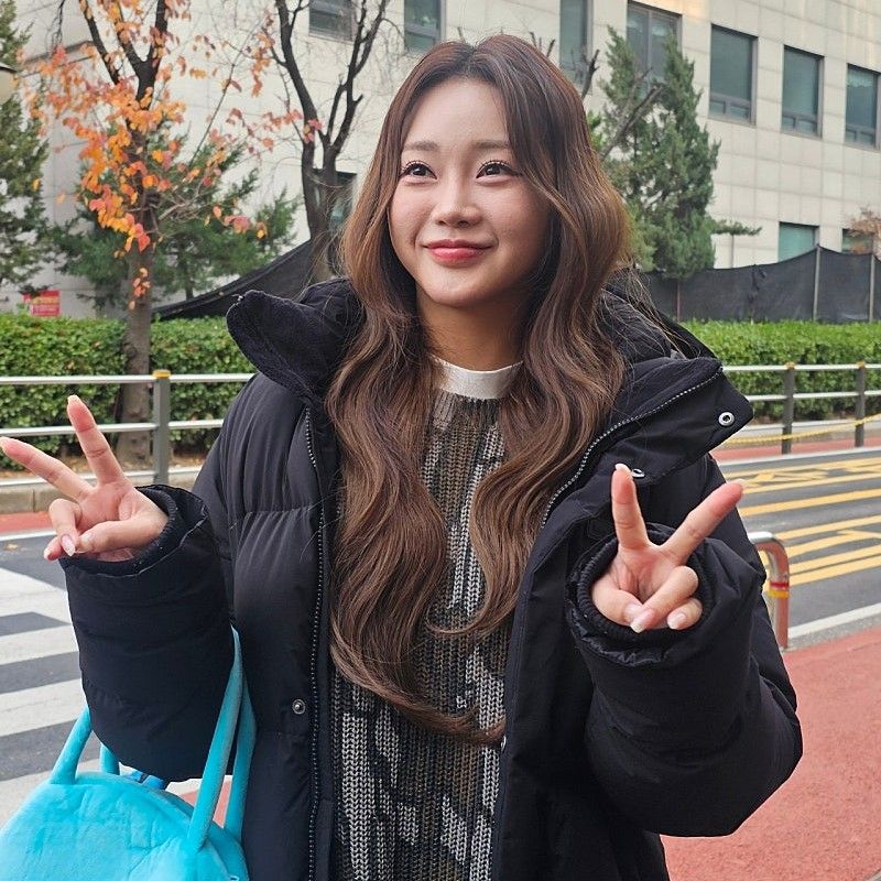 Behind-the-scenes cut of Hong Jiyoon