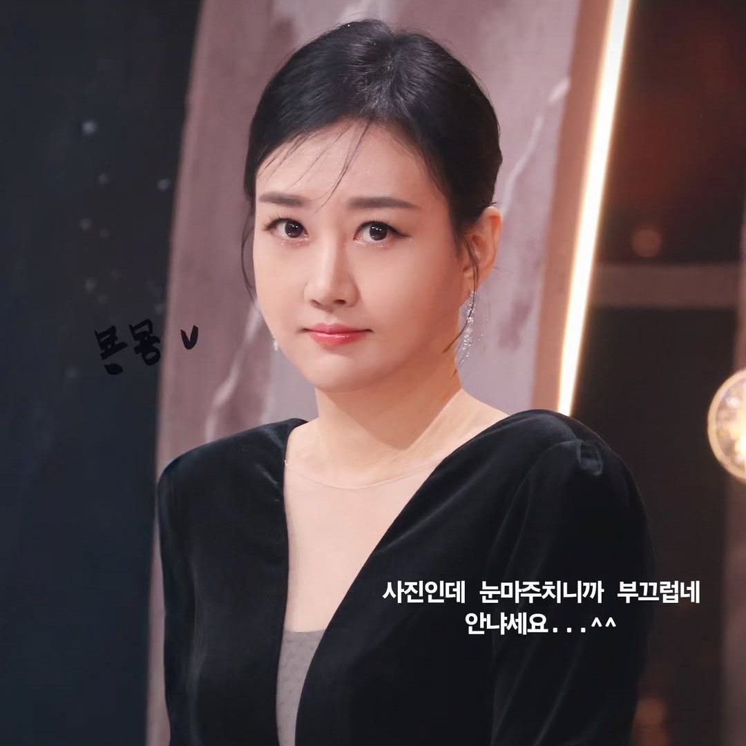 A moment captured by a fan of Jang Yoonjeong