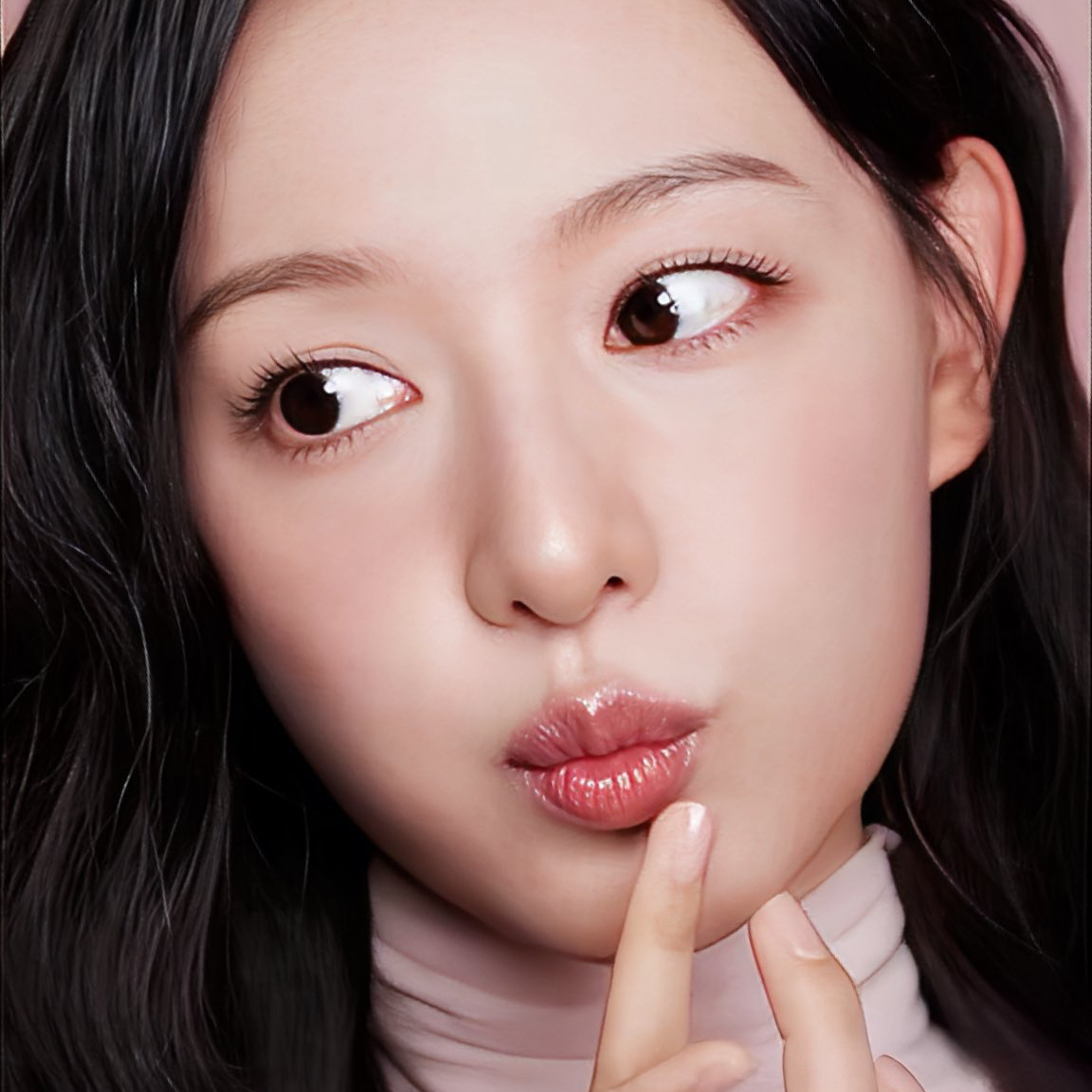 Behind-the-scenes cut of Kim Jiwon