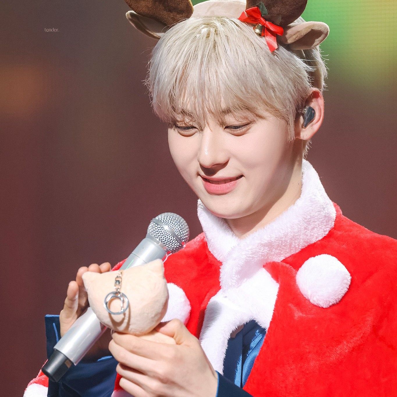 A moment captured by a fan of Hwang Minhyun