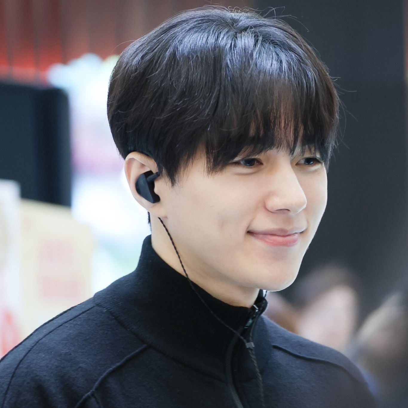 A moment captured by a fan of Kim Myungsoo (L)