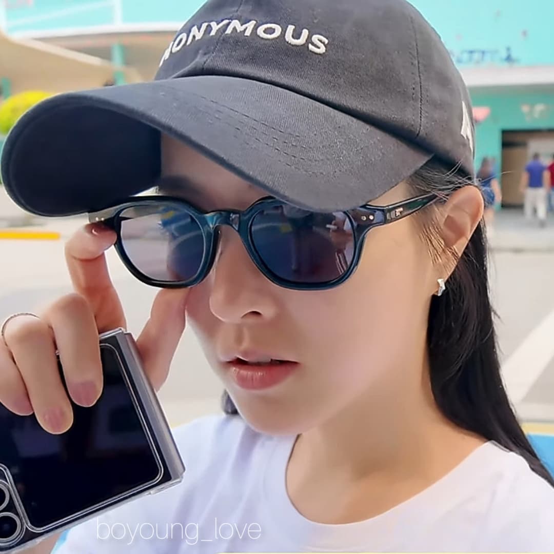 Behind-the-scenes cut of Park Boyoung