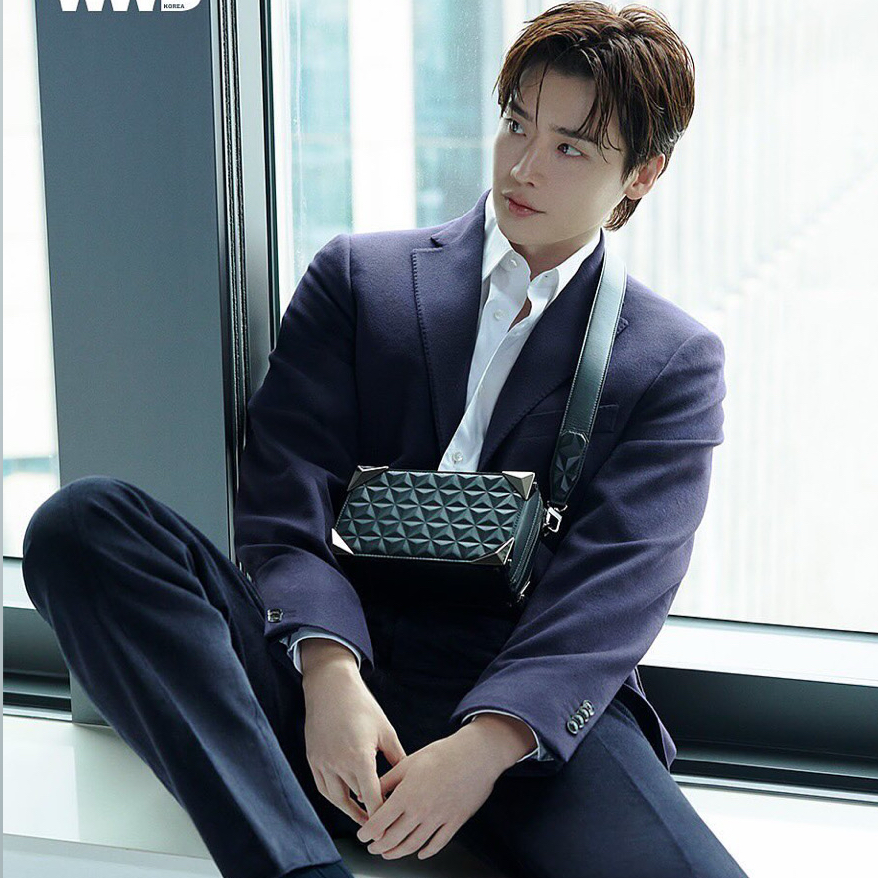A moment captured by a fan of Lee Jongsuk