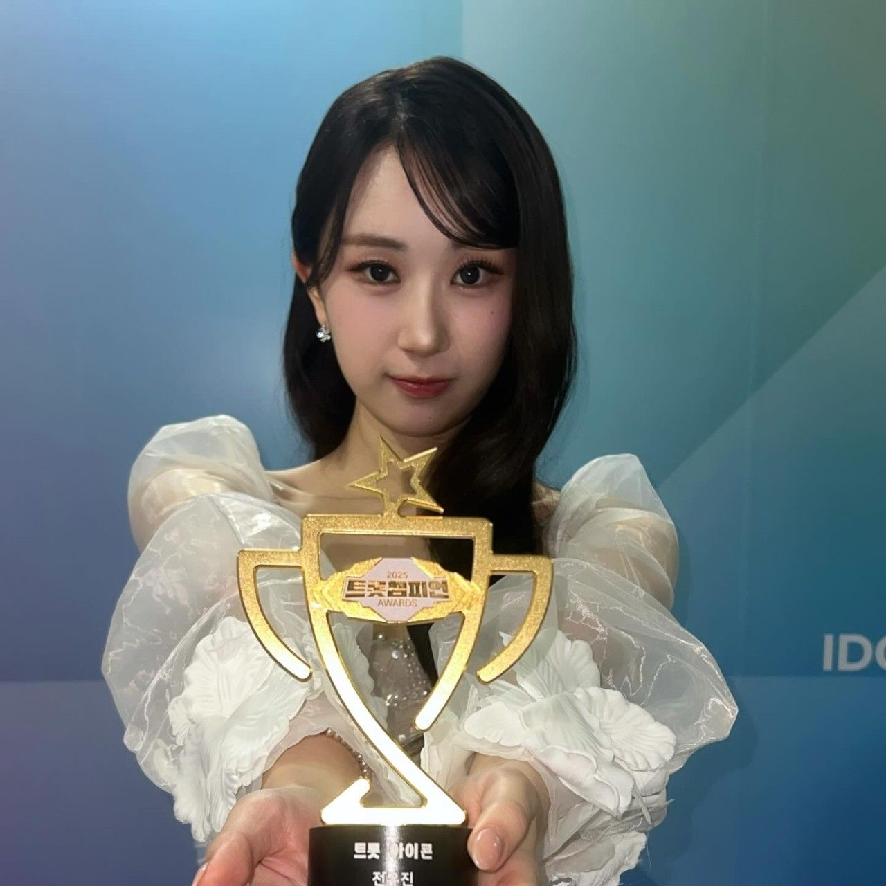 Cuplikan di balik layar dari Jeon Yujin