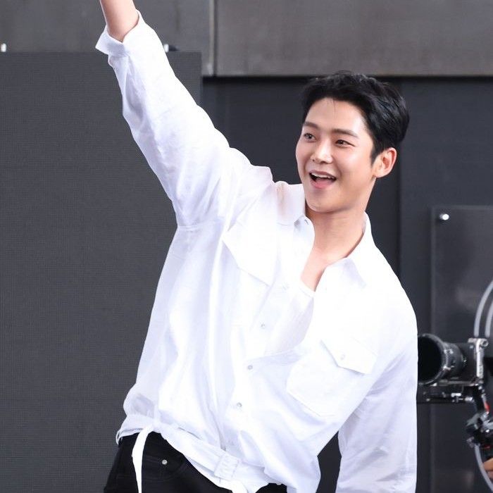 Behind-the-scenes cut of Rowoon