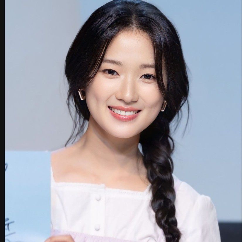Recent activity shot of Kim Hyeyoon