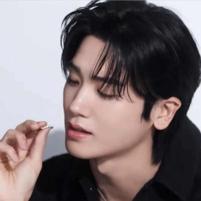A moment captured by a fan of Park Hyungsik