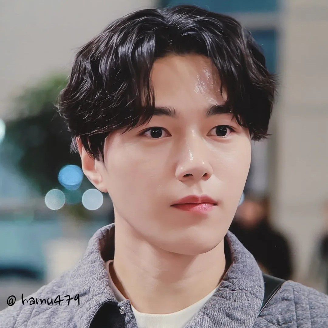 A moment captured by a fan of Kim Myungsoo (L)