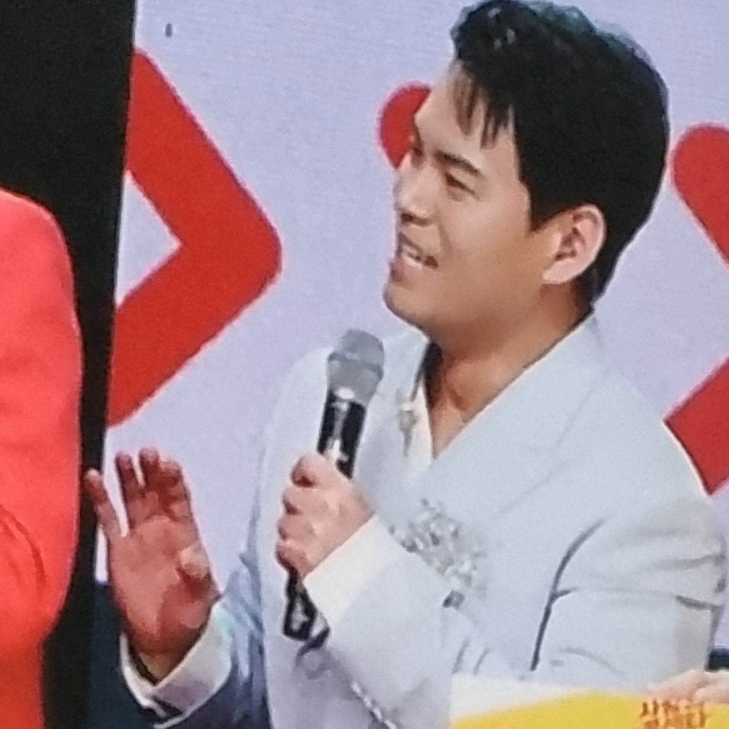 Behind-the-scenes cut of Lee Jung