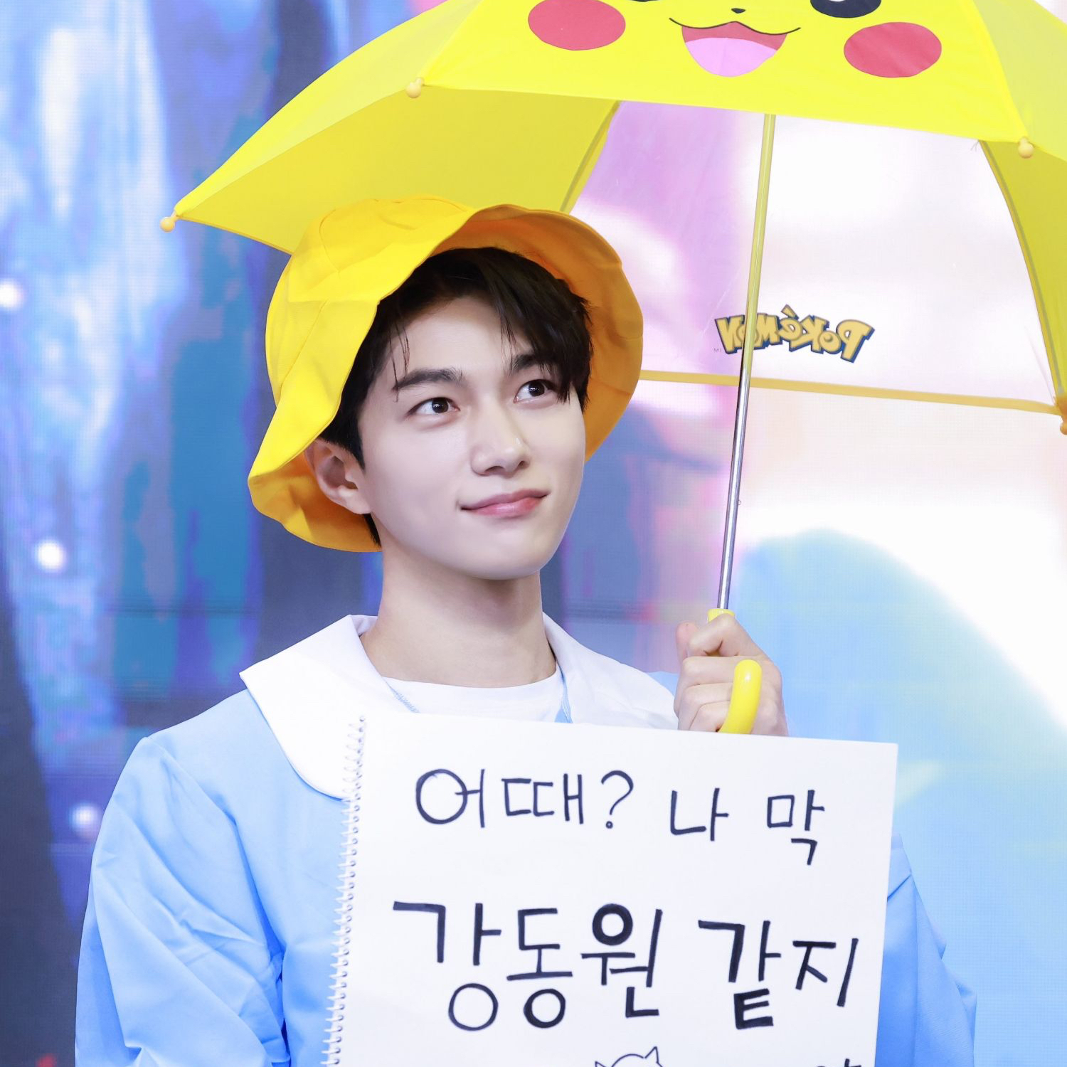 A moment captured by a fan of Kim Myungsoo (L)