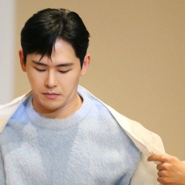 Behind-the-scenes cut of Hoya