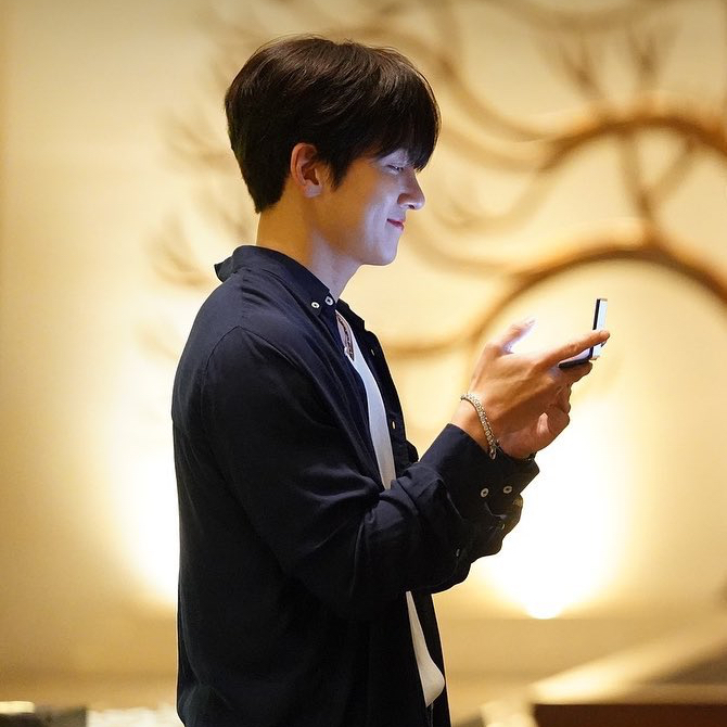 粉絲拍下的池昌旭瞬間