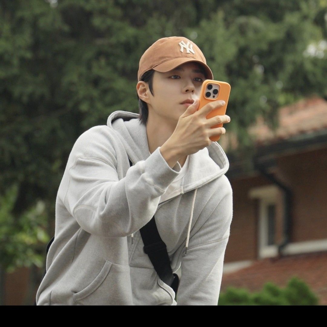 Behind-the-scenes cut of Park Bogum