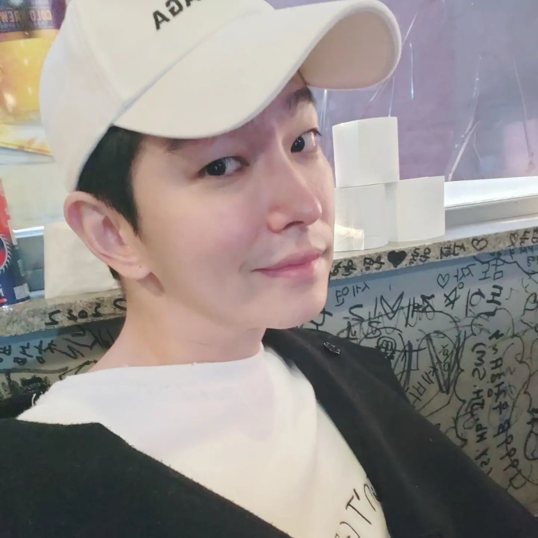A moment captured by a fan of Yoon Kyunsang
