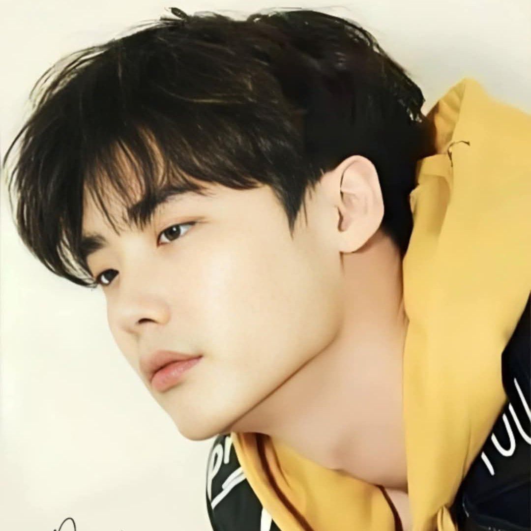 A moment captured by a fan of Lee Jongsuk