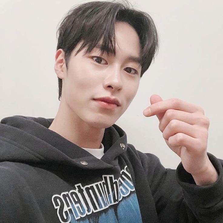 Behind-the-scenes cut of Lee Jaewook