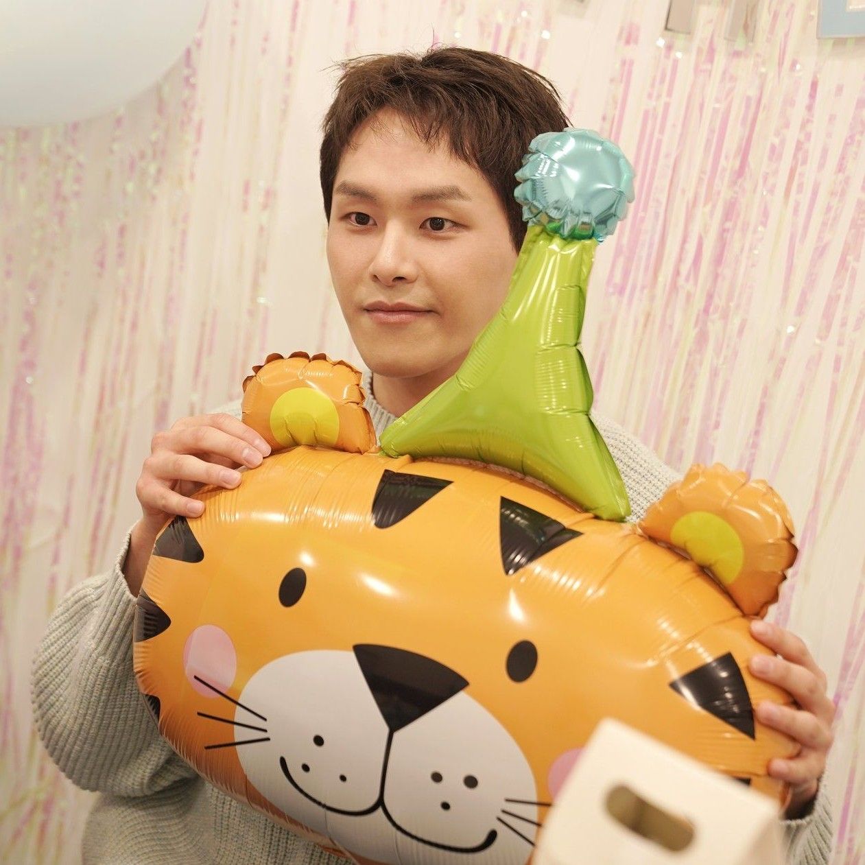 Behind-the-scenes cut of Hoya
