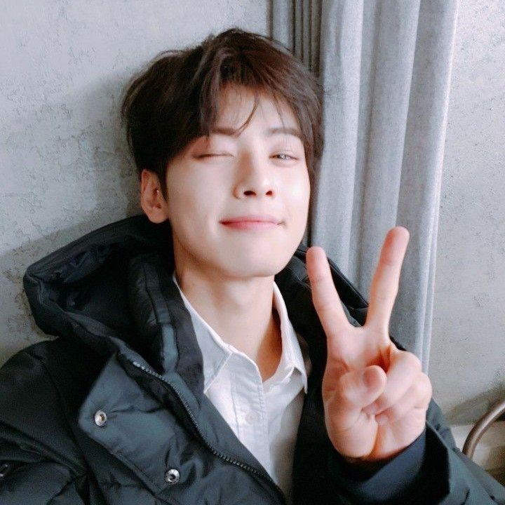 Behind-the-scenes cut of Cha Eunwoo