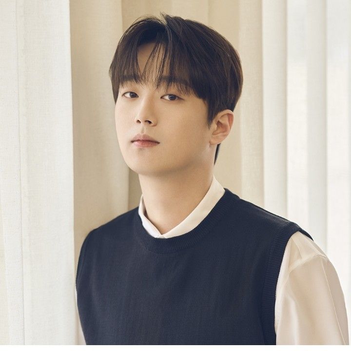 Behind-the-scenes cut of Lee Chanwon