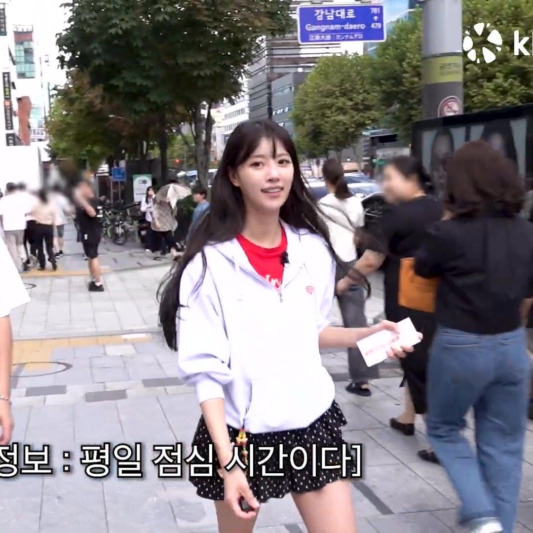 Behind-the-scenes cut of Lee Mijoo