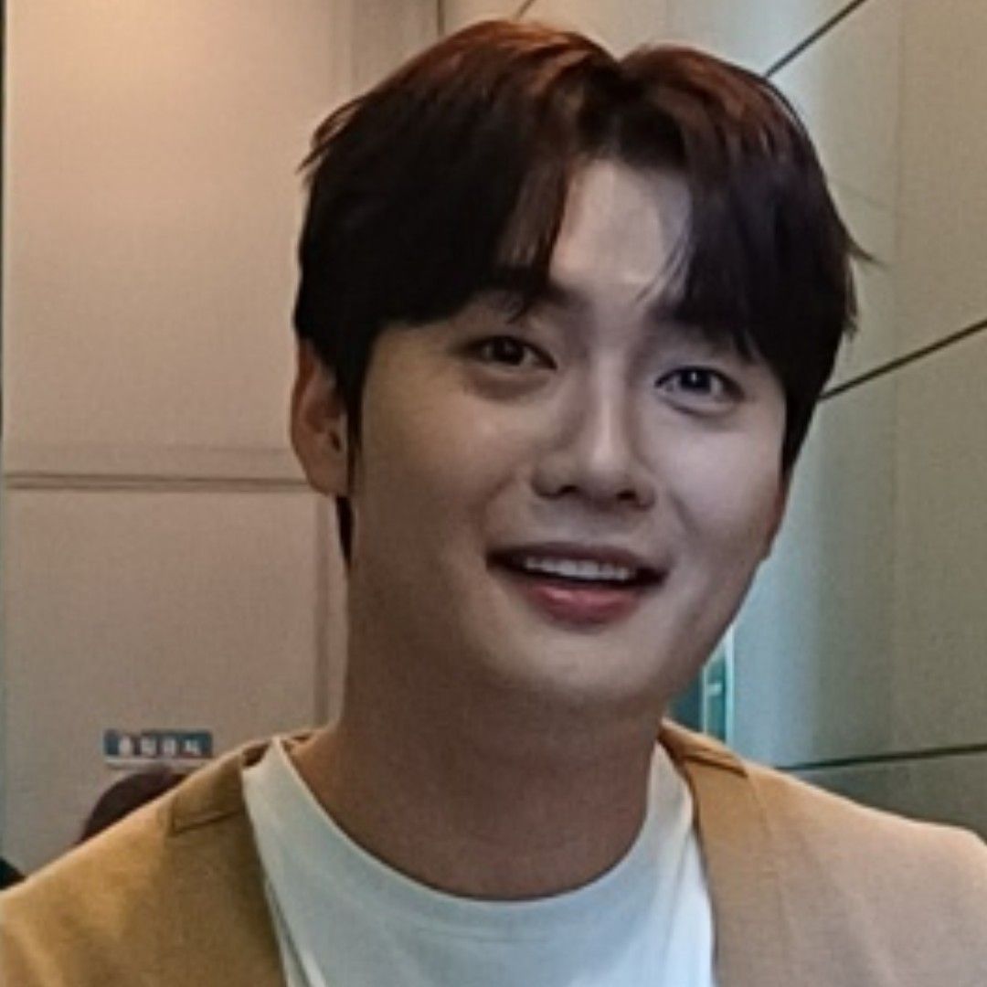 A moment captured by a fan of Son Binah