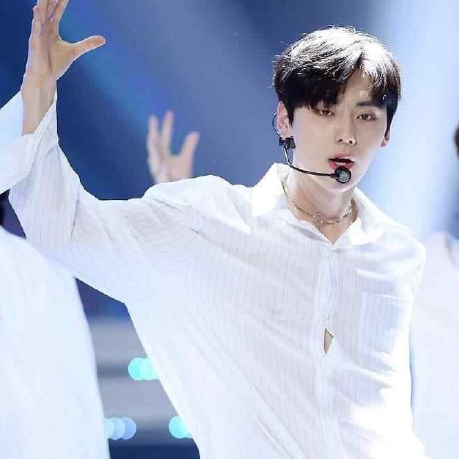 Behind-the-scenes cut of Hwang Minhyun