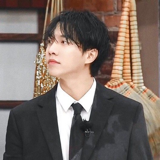 Behind-the-scenes cut of Lee Seunggi