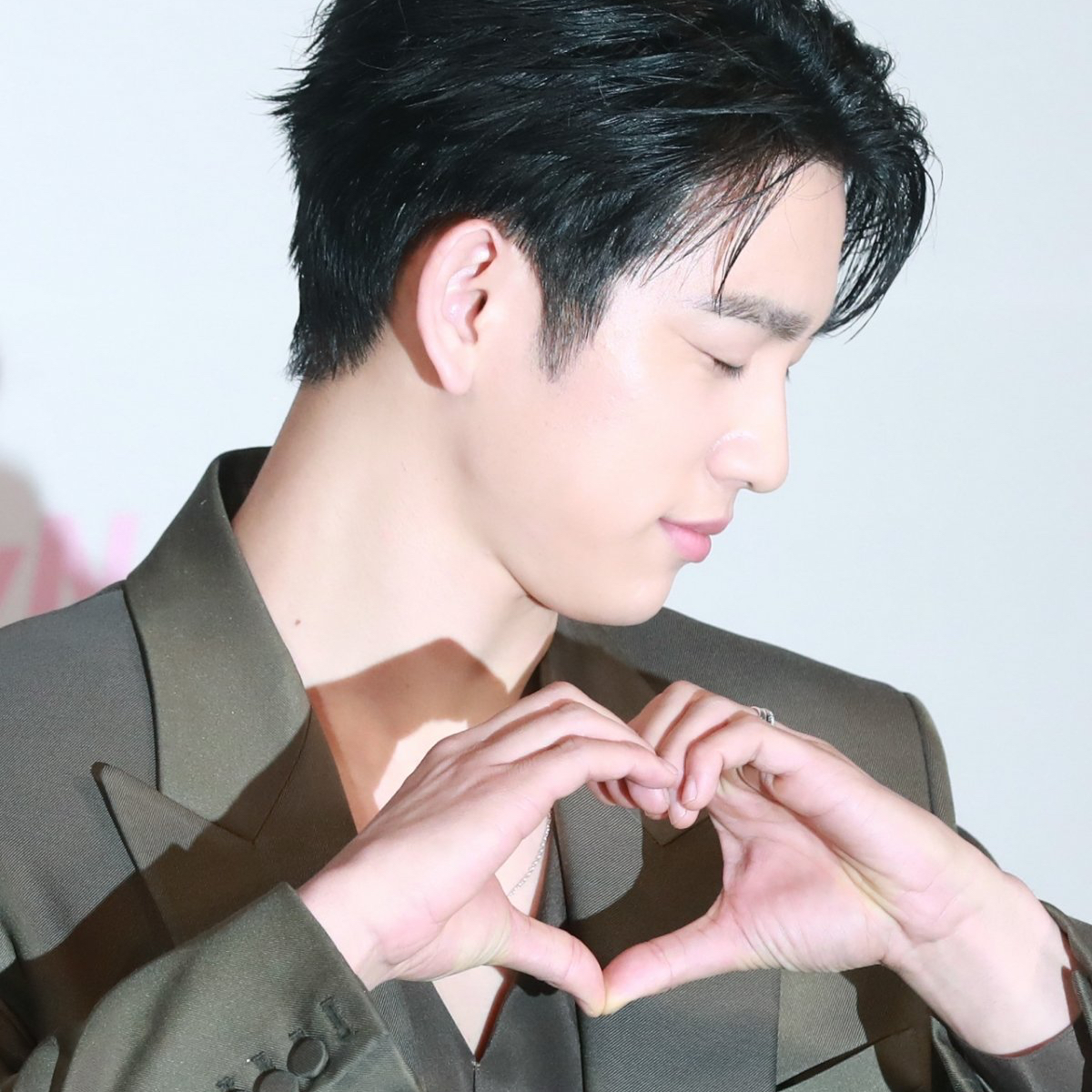 Behind-the-scenes cut of Park Jinyoung