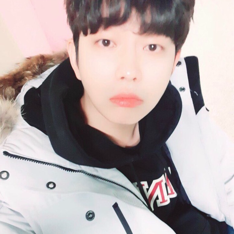 A moment captured by a fan of Yoon Kyunsang