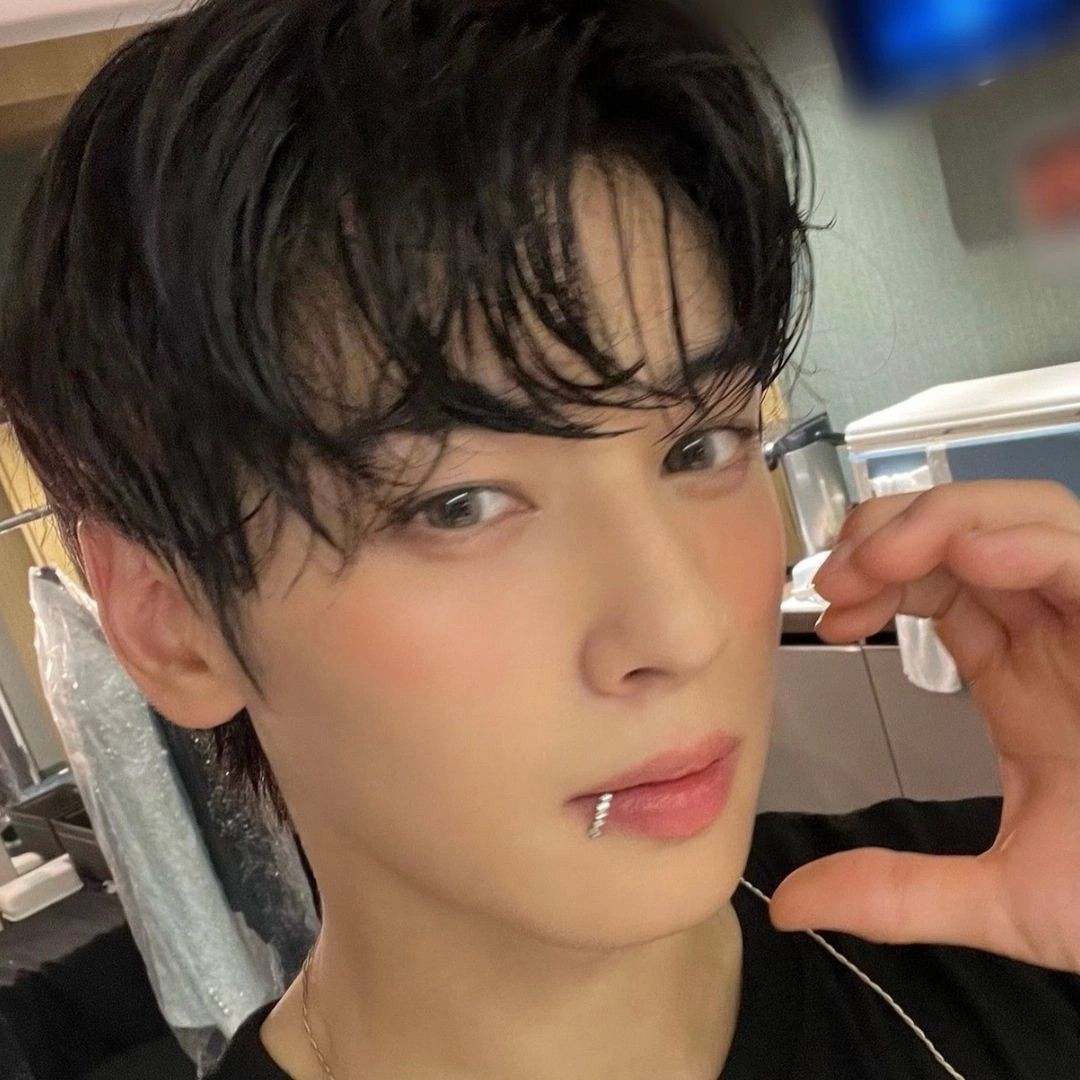 Recent activity shot of Cha Eunwoo