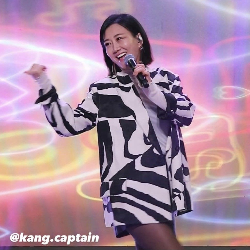 A moment captured by a fan of Jang Yoonjeong