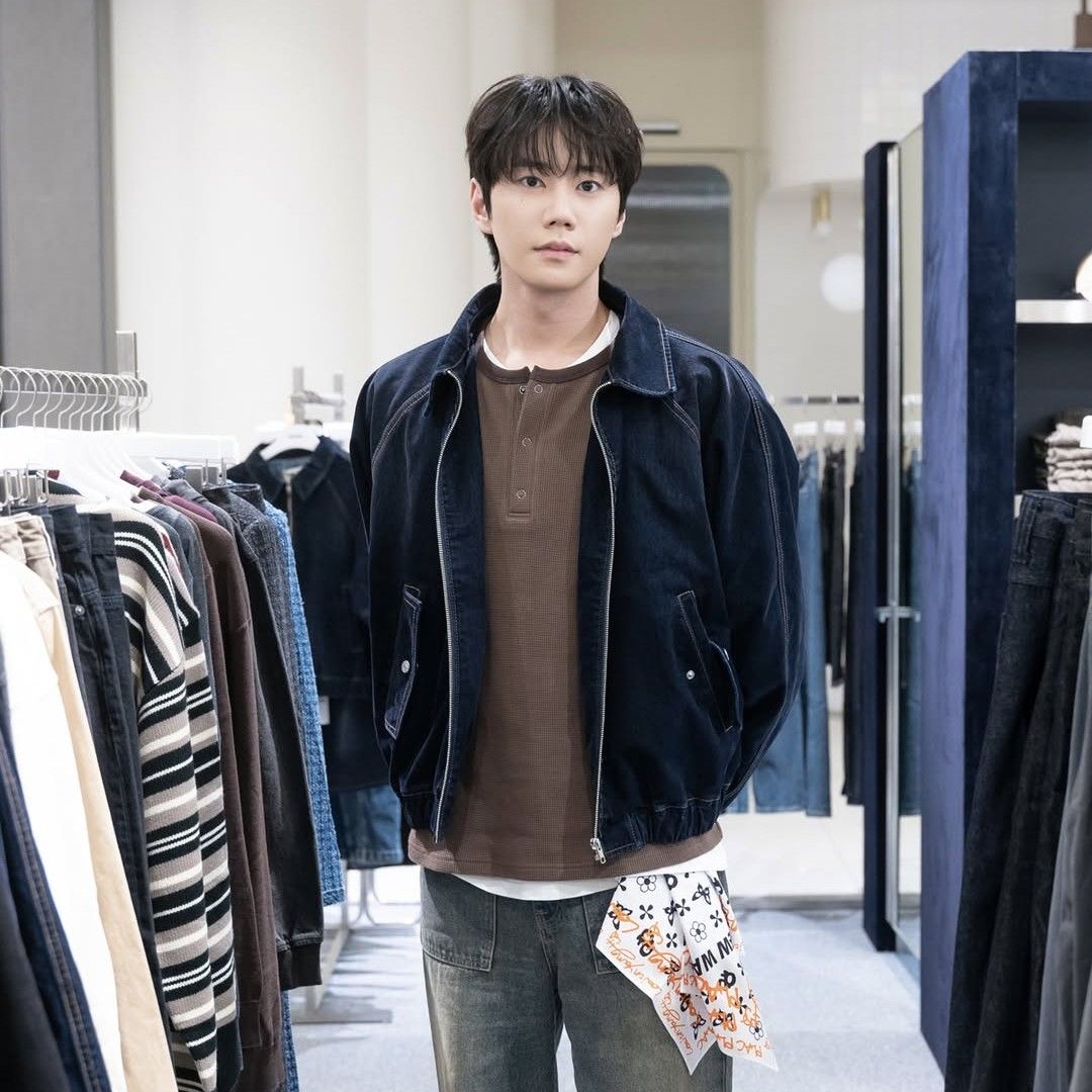 Behind-the-scenes cut of Lee Junyoung