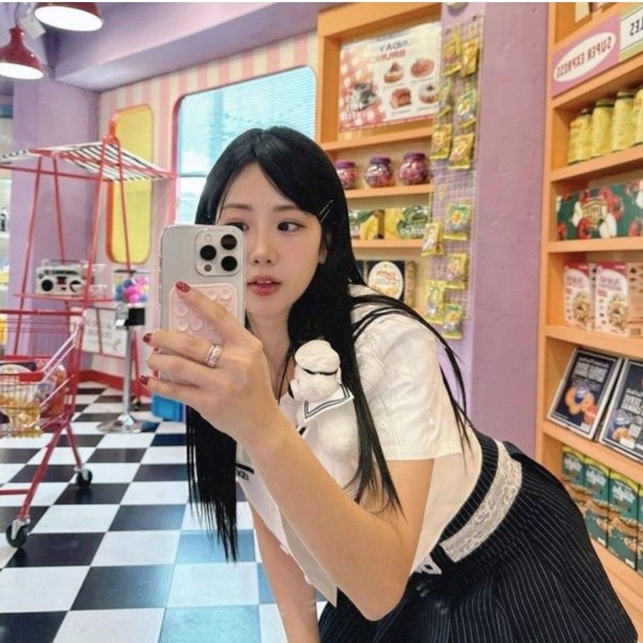 Behind-the-scenes cut of Kang Hyeyeon