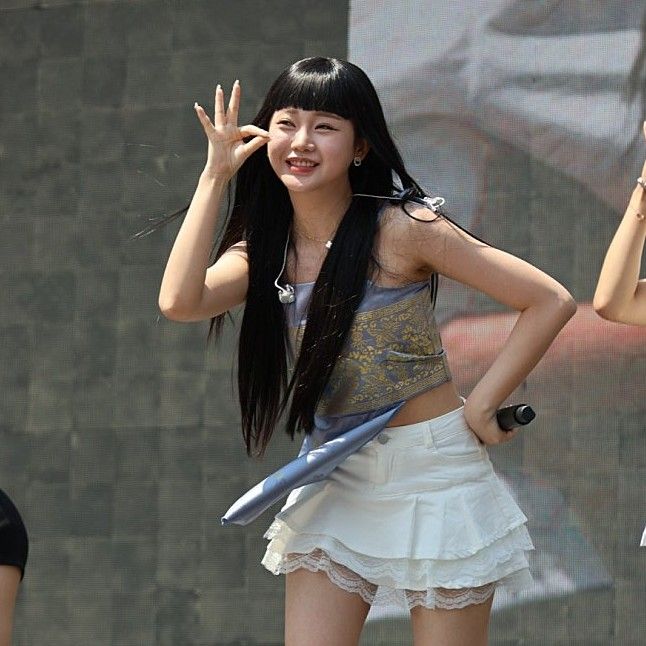 Behind-the-scenes cut of Hong Jiyoon