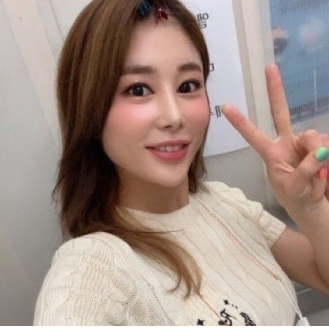 Behind-the-scenes cut of Kim Soyou